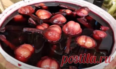 Чеснок, вымоченный в красном вине, лечит более 100 заболеваний! Смотрите, как эта смесь работает!