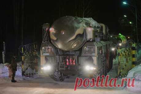 В Белоруссии заявили о готовности разместить стратегическое ядерное оружие. В случае необходимости Белоруссия готова договориться с Россией о размещении на своей территории стратегического ядерного оружия. Об этом заявил президент республики Александр Лукашенко. Он также рассказал, что поручил восстановить на территории страны площадки, где раньше размещались ракетные комплексы «Тополь».