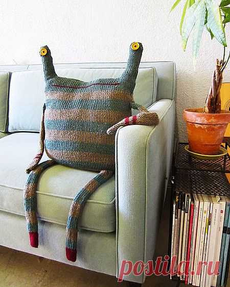 Подушка. Не только украшает диван, но и ждёт вас с работы.﻿ http://izmenizhizn.nethouse.ru/