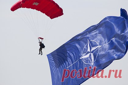 В США допустили провокацию НАТО в Польше для ввода войск на Украину. Бывший аналитик ЦРУ Рэй Макговерн допустил, что США могут пойти на провокацию в Польше или Прибалтике, чтобы ввести войска НАТО на Украину. Он напомнил, что президент Джо Байден заявлял, что «американские войска будут сражаться с российскими». Для этого Соединенные Штаты могут провести операцию под ложным флагом.