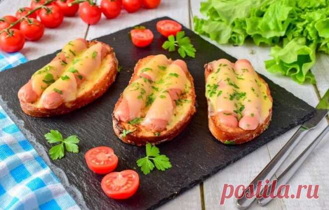 Горячие Бутерброды С Сосиской И Сыром Горячие бутерброды с сосиской и сыром - это новый подход к обычным продуктам. Готовятся просто, быстро, получаются очень вкусными.