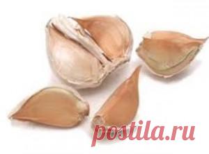 Чеснок от бородавок: домашние рецепты лечения бородавок чесноком 
Пропустите через пресс 3 зубчика чеснока. Смешайте с таким же количеством свиного сала. Тщательно перемешайте. Нанесите мазь на бородавку, дайте подсохнуть. После этого смойте водой. Рекомендуется проводить подобную процедуру несколько раз в день до полного избавления.

Некоторые предлагают в этот рецепт для большей эффективности добавить еще яблочный уксус.