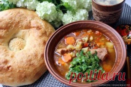 Итальянский суп с чечевицей – пошаговый кулинарный рецепт с фото Чечевица – одно из самых древних культурных растений. Наиболее распространена коричневая, красная чечевица, сорт «белуга» и пюи (чёрно-зелёная, самая ароматная). По своим питательным свойством чечевица – отличный заменитель хлеба, крупы и даже мяса. Как и все бобовые, чечевица богата микроэлементами (кальцием, калием, фосфором, магнием, молибденом, железом). Для их лучшего усвоения рекомендуется сочетать чече...