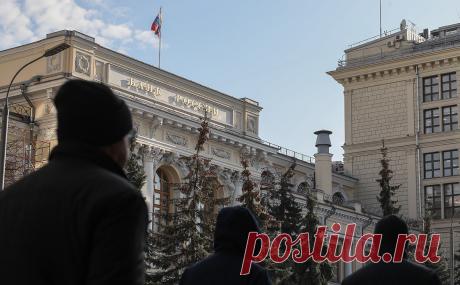 Власти закроют доступ к страховым инвестпродуктам для непрофессионалов. Банк России готовит законопроект, который запретит продажу инвестиционных страховых полисов неквалифицированным инвесторам. Регулятор сравнил такие полисы со сложными финансовыми продуктами