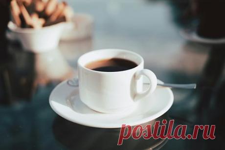 Назван доступный способ снизить риск рака кишечника. Проктолог, онколог Елена Смирнова рассказала о полезных свойствах кофе. По ее словам, несколько чашек кофе в день снижают риск развития рака кишечника. Более того, ученые выяснили, что кофе также значительно сокращает вероятность рецидива колоректального рака. Для этого нужно выпивать три-пять чашек напитка.