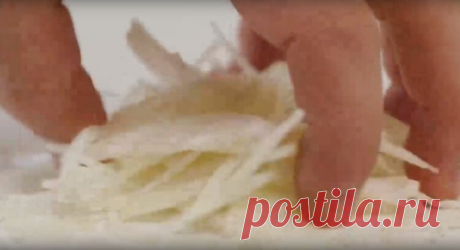 Жена показала мне интересный способ нарезки лука без ножа. Получается очень всё тоненько, и в блюдах практически незаметно | Мужские вкусняшки | Яндекс Дзен