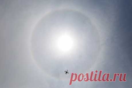 Неопознанный БПЛА заметили над российским вокзалом на границе с Эстонией. Неопознанный беспилотный летательный аппарат заметили в небе над железнодорожным вокзалом в Ивангороде Ленинградской области на границе с Эстонией. По сведениям 78.ru, дрон заметили сотрудники военной части вечером 16 мая. По их словам, коптер сделал несколько кругов над российским вокзалом.