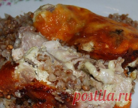 Курица, запеченная с гречкой 


Крупа пропитывается соками мяса, получается гречневая каша божественного вкуса, особенно в сочетании с хмели-сунели, а сырная корочка, как фольга, сохраняет все полезные и питательные вещества внут…