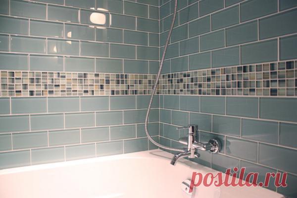 5 секретов, как сэкономить на укладке плитки в ванной комнате Некоторые компании производят один комплект в обычной и бесшовной форме. Обычная бюджетнее, а швы между ней можно затереть особой затиркой, выбранной под окрас. Благодаря это можно сэкономить около 20-30%.