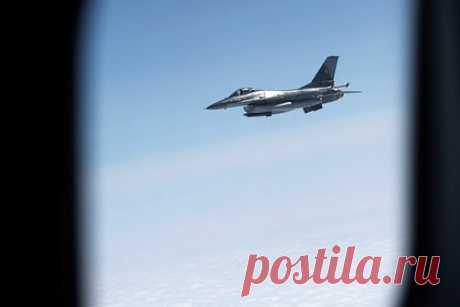 В Белом доме высказались об обучении украинских летчиков пилотированию F-16. В Белом доме анонсировали тренировки бойцов Вооруженных сил Украины в ближайшее время. Обучение украинских летчиков пилотированию F-16 начнется в скором времени, заявил в среду координатор по стратегическим коммуникациям Совета национальной безопасности Белого дома Джон Кирби.