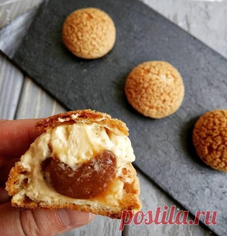 Привет, друзья!
А вы видите это сердечко внутри Шу?

Тогда ловите рецепт Заварное тесто:

60мл воды
60мл молока
55г сливочного масла
110г яиц
65г муки
2г соли
3г сахара

Молоко, воду, сливочное масло, соль и сахар соединить в сотейнике. Довести до кипения и ввести муку. Размешать до однородной консистенции и заваривать на среднем огне в течение 1 минуты. Охладить тесто до 55° и поэтапно ввести яйца, интенсивно работая лопаткой. Готовое тесто переложить в кондитерский мешок...