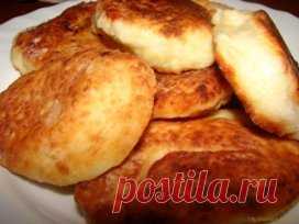ТОП-5 РЕЦЕПТОВ СЫРНИКОВ 🍴
1. Сырники с шоколадной начинкой в панировке из овсяных хлопьев
ИНГРЕДИЕНТЫ:
● 600 г творога,
● 1 яйцо,
● 0,5 стакана манки,
● 0,5 стакана сахара,
● ванилин,
● 100 г шоколада,
● овсяные хлопья для панировки,
● растительное масло для обжарки.
ПРИГОТОВЛЕНИЕ:
1. Смешать творог, яйцо, манку, сахар и ванилин. Перемешать до однородности.
2. Шоколад поломать на кусочки. Тесто разделить на одинаковые шарики весом примерно 40 г. Из каждого шарика сформиро...