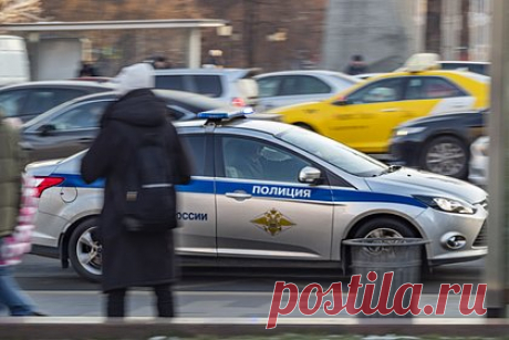 Россиянин выстрелил в лицо мужчины во время ссоры из-за парковочного места. В Прокопьевске суд приговорил 39-летнего жителя Новосибирской области к трем годам и девяти месяцам колонии общего режима за выстрел в лицо 39-летнего местного жителя. Мужчины поссорились из-за парковочного места во дворе жилого дома. Не сумев договориться, осужденный выстрелил из травматического пистолета.