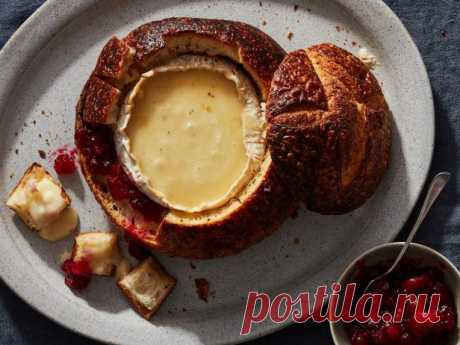Хлебная чаша с начинкой из сыра бри и клюквенного соуса - рецепт Благодаря продуманным надрезам стенки этой хлебной чаши можно отламывать и макать в тягучий расплавленный сыр и изумительный клюквенный соус с розмарином. А
