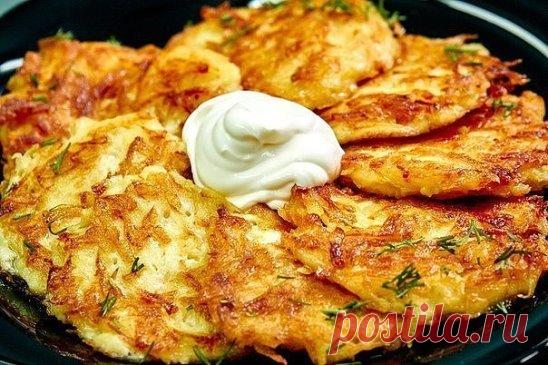 Драники
ИНГРЕДИЕНТЫ
картофель 6 шт.
яйца куриные 1 шт.
мука 2 ч.л.
сметана 150 г
специи по вкусу
укроп для подачи
соль по вкусу
масло растительное для жарки
лимонный сок 2 ч.л.
ПРОЦЕСС ПРИГОТОВЛЕНИЯ
Если в приготовлении драников не мудрить и не делать лишнего, хороший результат гарантирован! Все предельно просто: н