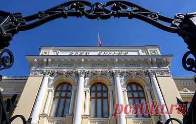 ЦБ повысил курс доллара на 4-6 октября до 81,9 рубля. Курс евро вырос до 96,05 рубля