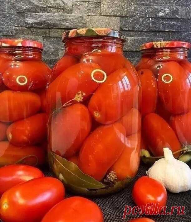 Ароматные помидоры на зиму – это просто находка для ценителей вкусных заготовок!

Сохраняем вам проверенный рецепт вкусного маринада! На каждые 1,5 литра воды вам понадобятся:

- 200 грамм сахара
- 1 столовая ложка с небольшим бугорком соли
- 1 столовая ложка 9% уксуса

А также пряности на каждую 2-3-литровую банку (помимо помидоров):

- 10 штук горошка черного перца
- 3-4 зубчика чеснока
- зонтик укропа
- 4 штуки лаврового листа
- 2 веточки петрушки

Процесс приготовления...
