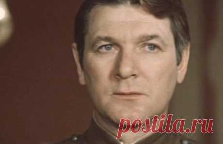 Гибель актера Александра Белявского: что произошло на самом деле Владимир из «Июльского дождя», Александр из «Иронии судьбы, или с легким паром», Фокс из «Место встречи изменить нельзя» - роли Александра Белявского чаще всего были второстепенными, но зато надолго запоминались зрителям… 8 сентября 2012 года, в возрасте 80 лет знаменитый актер ушел из жизни. Но ему суждено было не спокойно умереть в своей постели, а погибнуть при трагических и загадочных обстоятельствах.