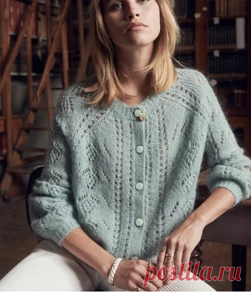Французская кофточка спицами с ромбами и узором «клубника»