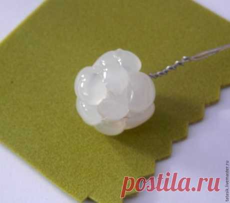 Сегодня я покажу вам не совсем обычный способ изготовления ягод. Надеюсь, что он кому-нибудь пригодится или сподвигнет на новые свершения, и таким способом вы попробуете сделать не только морошку, но и, например, малину или ежевику :) Для работы нам потребуется фоамиран оливковый и светло-персиковый, ножницы, клеевой пистолет, бусины, проволока, акриловые краски и лак, сухая пастель, влажная салфетка, утюг.