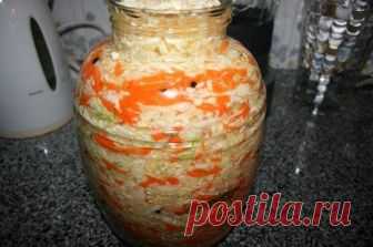 Квашеная капуста кубанская (мамина) — просто пальчики оближешь! 
Такая хрустящая и вкусная!

Приготовление:
Шинкуем капусту тонко, добавляем натертую морковь, перемешиваем.
При необходимости помять руками.
Высыпаем перец горошком (На 3-х литровую банку около 1 ст.…