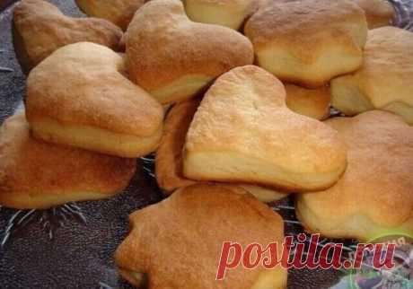 Вкусное домашнее печенье на кефире
Этот рецепт всегда приходит на выручку, когда нужно быстренько испечь что-нибудь к чаю. Тесто замешивается на кефире. Печенюшки получаются отличными, придать им можно любую форму.
Ингредиенты:
Кефир – 130мл.
Яйцо – 1шт.
Соль – 1/3ч.л.
Сахар – 1ст.л. (в тесто)
Растительное масло – 80 мл.
Разрыхлитель – 1ч.л.
Мука – 300гр.
Сахар – для посыпки
Как готовить:
В миску наливаем кефир 130 мл, разбиваем 1 яйцо, добавляем 1/3ч.л. соли, 1 ст.л. саха...