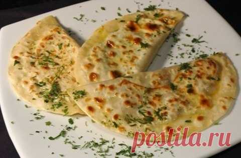 Чебуречки с сыром,быстро и вкусно

Ингредиенты:
- 3 стак. муки;
- 1 стакан теплой воды;
- немного соли; сливочное масло для смазывания. 
Начинка:
- 150 г. брынзы;
- 1 пучок зелени любой(у меня петрушка обычно);
- соль . 

Приготовлен:

Из муки, соли и воды замесить мягкое эластичное тесто, скатать в шарик и накрыть салфеткой,дать постоять 15мин. Зелень нарезать, посолить и помять вилкой, затем перемешать с раскрошенным сыром. Готовое тесто разделить на 8 (примерно)частей ....