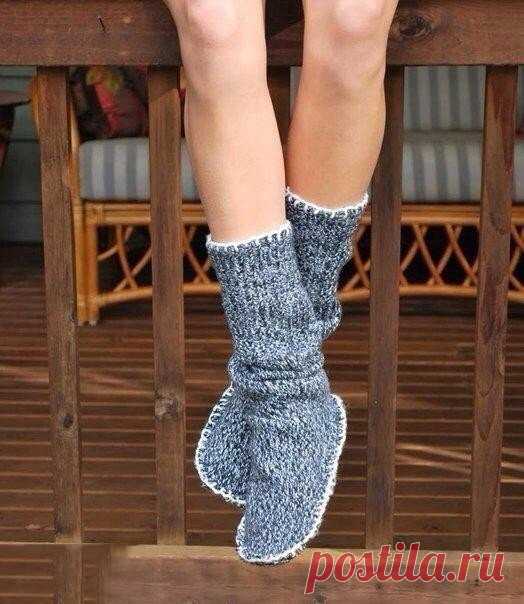 ​Тёплые домашние тапочки из старого свитера