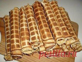 30 Рецептов вафель для электровафельницы
1. СЛАДКИЕ ВАФЛИ.
Ингредиенты:
-яйца – 5 шт.
-сахар – 1 стакан
-маргарин – 200 гр.
-мука – 1 стакан
Приготовление:
Яйца взбить с сахаром. Маргарин растопить. Смешать яичную смесь, маргарин и муку. Должно получиться тесто консистенцией сметаны.
2. РАССЫПЧАТЫЕ ВАФЛИ.
-Картофельная мука — 1 стакан
-Маргарин — 100 г.
-Сахар — 1/2 стакана
-Яйцо — 3 шт.
-Лимон — 1 шт.
Взбить яйца с сахаром, слегка охлажденный растопленный маргарин влить во взбитые яйца, усиле