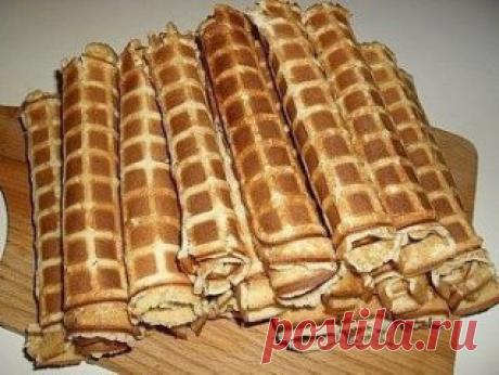 30 Рецептов вафель для электровафельницы
1. СЛАДКИЕ ВАФЛИ.
Ингредиенты:
-яйца – 5 шт.
-сахар – 1 стакан
-маргарин – 200 гр.
-мука – 1 стакан
Приготовление:
Яйца взбить с сахаром. Маргарин растопить. Смешать яичную смесь, маргарин и муку. Должно получиться тесто консистенцией сметаны.
2. РАССЫПЧАТЫЕ ВАФЛИ.
-Картофельная мука — 1 стакан
-Маргарин — 100 г.
-Сахар — 1/2 стакана
-Яйцо — 3 шт.
-Лимон — 1 шт.
Взбить яйца с сахаром, слегка охлажденный растопленный маргарин влить во взбитые яйца, усиле