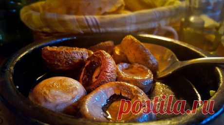 5 Грузинских блюд без мяса

Баклажаны с орехами - Эта закуска является одним из самых популярных грузинских национальных блюд. Если вы не знаете, какое блюдо попробовать первым — берите баклажаны с орехами, вы точно не ошибетесь.

Грибы с сыром на кеци - Кеци — это глиняная сковорода, позволяющая готовить блюда практически без жира, что способствует сохранению уникального вкуса и аромата. Шампиньоны, запеченные в кеци, фаворит многих гурманов на грузинском застолье.


Пхал...