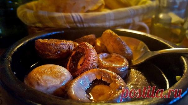 5 Грузинских блюд без мяса

Баклажаны с орехами - Эта закуска является одним из самых популярных грузинских национальных блюд. Если вы не знаете, какое блюдо попробовать первым — берите баклажаны с орехами, вы точно не ошибетесь.

Грибы с сыром на кеци - Кеци — это глиняная сковорода, позволяющая готовить блюда практически без жира, что способствует сохранению уникального вкуса и аромата. Шампиньоны, запеченные в кеци, фаворит многих гурманов на грузинском застолье.


Пхал...