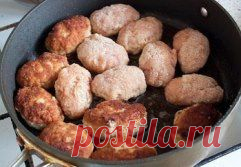 Котлеты с подливой
Ингредиенты:
600 г мясного фарша (свинина или говядина, или пополам)
2 средних луковицы луковица
1 зубчик чеснока
1 ломтик батона
немного сливок или молока
1 ст.л. муки
3 ст.л. томатной пасты
500 мл бульона или воды (бульон предпочтительнее)
масло для жарки
соль и перец по вкусу
панировочные сухари
1. Добавляем в фарш размоченный в сливках батон, 1 нарубленную луковицу, ч