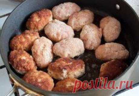 Котлеты с подливой
Ингредиенты:
600 г мясного фарша (свинина или говядина, или пополам)
2 средних луковицы луковица
1 зубчик чеснока
1 ломтик батона
немного сливок или молока
1 ст.л. муки
3 ст.л. томатной пасты
500 мл бульона или воды (бульон предпочтительнее)
масло для жарки
соль и перец по вкусу
панировочные сухари
1. Добавляем в фарш размоченный в сливках батон, 1 нарубленную луковицу, ч