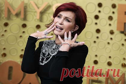 71-летняя телеведущая повторила полуголый образ жены Канье Уэста с подушкой. Британская телеведущая Шэрон Осборн повторила откровенный наряд жены рэпера Канье Уэста Бьянки Цензори в честь Хеллоуина. 71-летнюю супругу музыканта Оззи Осборна запечатлели полуголой с фиолетовой подушкой вместо топа и в прозрачных колготках. В качестве обуви она выбрала силиконовые туфли на каблуках.