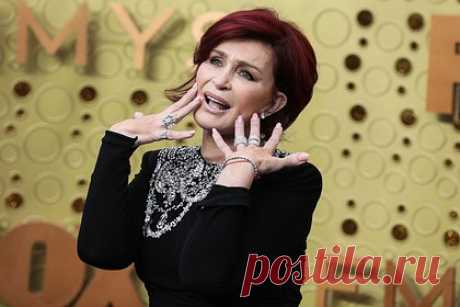 71-летняя телеведущая повторила полуголый образ жены Канье Уэста с подушкой. Британская телеведущая Шэрон Осборн повторила откровенный наряд жены рэпера Канье Уэста Бьянки Цензори в честь Хеллоуина. 71-летнюю супругу музыканта Оззи Осборна запечатлели полуголой с фиолетовой подушкой вместо топа и в прозрачных колготках. В качестве обуви она выбрала силиконовые туфли на каблуках.