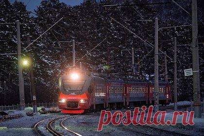 В отношении 18-летнего россиянина возбудили дело за обстрел электричек. В Екатеринбурге возбудили уголовное дело в отношении 18-летнего местного жителя за обстрел электричек. Юноше вменяется часть 2 статьи 213 («Хулиганство, совершенное с применением оружия или предметов, используемых в качестве оружия») УК РФ. По предварительным данным, он открыл стрельбу по окнам электропоездов.