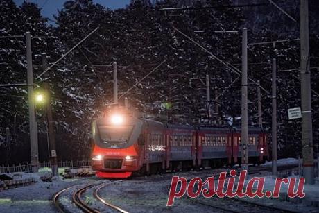 В отношении 18-летнего россиянина возбудили дело за обстрел электричек. В Екатеринбурге возбудили уголовное дело в отношении 18-летнего местного жителя за обстрел электричек. Юноше вменяется часть 2 статьи 213 («Хулиганство, совершенное с применением оружия или предметов, используемых в качестве оружия») УК РФ. По предварительным данным, он открыл стрельбу по окнам электропоездов.