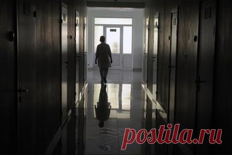 Врачи порвали онкобольной россиянке кишечник и отправили домой. В Ростовской области врачи во время колоноскопии порвали онкобольной пациентке кишечник и отправили ее домой. Инцидент произошел в городе Каменске-Шахтинском. 54-летнюю россиянку отправили на дополнительное исследование, которое не было связано с раком. Когда она очнулась от наркоза, почувствовала резкую боль.