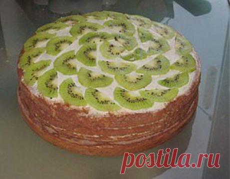 Бисквитный торт с фруктами

Ингредиенты:

7 яиц
6 столовых ложек сахара
7 стаканов муки
60 миллилитров сливок
5 белых зефиров
2 апельсина
2 банана
4 киви
По вкусу: сироп из фруктов, сахарная пудра, сливочное масло для формы и ванильный сахар