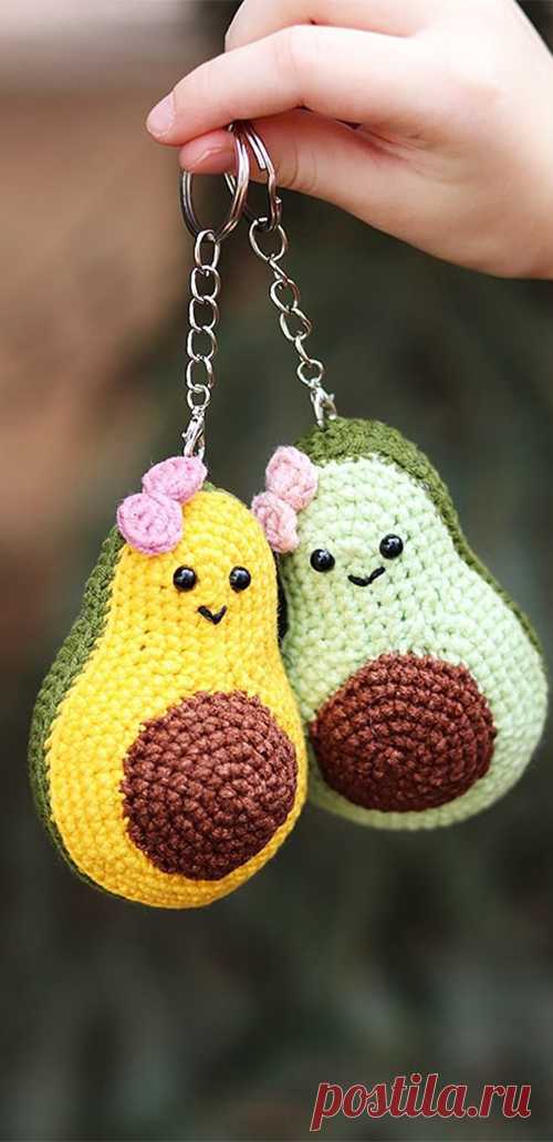 PDF Брелок Авокадо крючком. FREE crochet pattern; Аmigurumi toy patterns. Амигуруми схемы и описания на русском. Вязаные игрушки и поделки своими руками #amimore - маленький брелока в виде авокадо, фрукт.