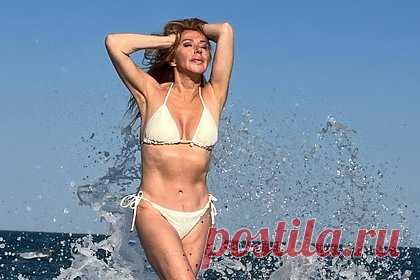60-летняя Алена Апина показала фигуру в бикини