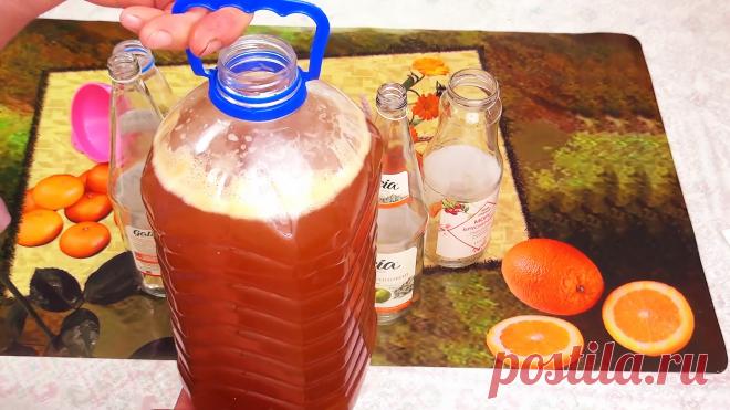 Как за 4 часа приготовить газированный домашний квас Газировки из магазина не лучшие для здоровья напитки, так как вызывают раздражение желудка, не говоря уже о вреде для почек. Гораздо безопасней и полезней утолять жажду домашним квасом. Чтобы его приготовить, не обязательно сушить ржаные сухари, так как есть более простой быстрый рецепт.