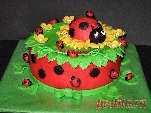 ТОП - 6 МАСТИК ДЛЯ ТОРТА

Если Вы любите печь торты самостоятельно, рано или поздно возникает такая дилемма – как красиво украсить домашний торт. Для такого случая идеально подойдет мастика для торта своими руками. Если не использовать для приготовления мастики красители, то можно получить празднично белый торт. При добавлении в мастику красителя можно придать торту торжественности и яркости. Мастика своими руками – это отличный материал для украшения домашнего торта. Из м...