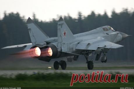 Миг - 31
МиГ-31 (изделие 83, самолёт Е-155МП, по кодификации НАТО: Foxhound — лисья гончая) — двухместный сверхзвуковой всепогодный истребитель-перехватчик дальнего радиуса действия. Разработан в ОКБ-155 (ныне ОАО «РСК „МиГ“») в 70-х годах XX в. Первый советский боевой самолёт четвёртого поколения.