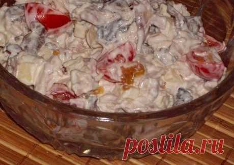 Топ - 6 салатов с КУРИНЫМ ФИЛЕ.

1. Салат с курицей

Ингредиенты:
- отварное куриное филе – 300г
- фасоль (отварная или консервированная) – 200г
- сыр (твёрдый) – 150г
- кукуруза (консервированная) – 400г
- маринованные огурцы – 3-4 шт.
- чёрный хлеб – 3 ломтика
- чеснок – 1 долька
- соль, майонез, пучок петрушки

Приготовление:
1. Чеснок очистить, натереть на мелкой тёрке или пропустить через пресс.
2. Ломтики чёрного хлеба натереть солью и чесноком, нарезать кубиками и п...