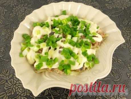 Салат с рыбными консервами и сыром