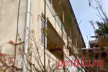 Заброшенный дом родителей певицы Джамалы в Крыму попал на видео. Заброшенный дом родителей украинской певицы Джамалы (настоящее имя — Сусана Джамаладинова) в Крыму попал на видео. Отмечается, что здание, находящееся в курортном поселке Малореченское под Алуштой, находится в полузаброшенном состоянии. При этом стало известно, что данный дом является гостиницей.