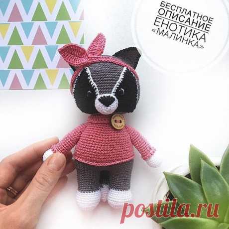 Вязаная игрушка енот: схема амигуруми | AmiguRoom Игрушка амигуруми енот девочка связана крючком из хлопковой пряжи. Высота енотика - около 16 см. Смотрите схему вязания енота крючком на нашем сайте.