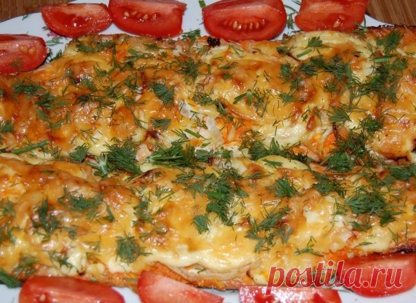 За такую рыбку, запеченную с морковью и луком можно и душу продать Ингредиенты и приготовление: Филе горбуши на коже натираем солью и перцем, смазываем майонезом. Выкладываем на филе тертую морковь. Затем выкладываем лук, порезанный полукольцами или кольцами. Смазываем сверху майонезом и посыпаем тертым сыром...